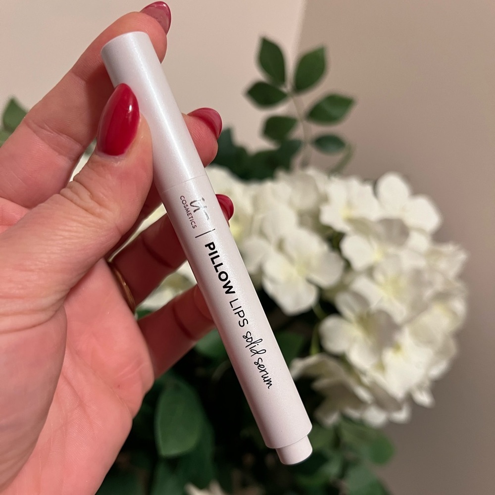 IT COSMETICS • PILLOW LIPS SOLID SERUM • 11:11 - Picture 1 of 3